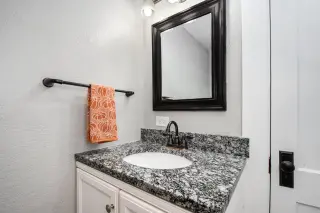 L👀k at this move-in-ready gem! thumbnail 20